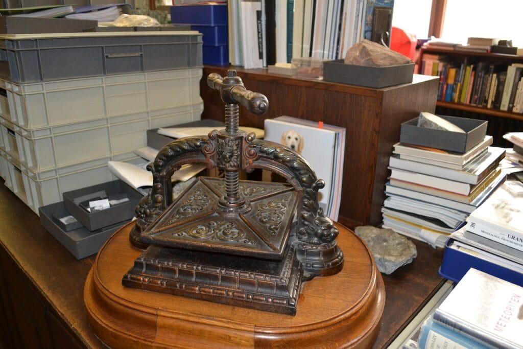 saharagems meteorite collection museum vienna 5