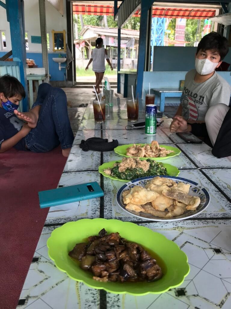 saharagems ocean villa family srau indonesian food seafood 22